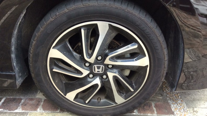 タイヤホイール前