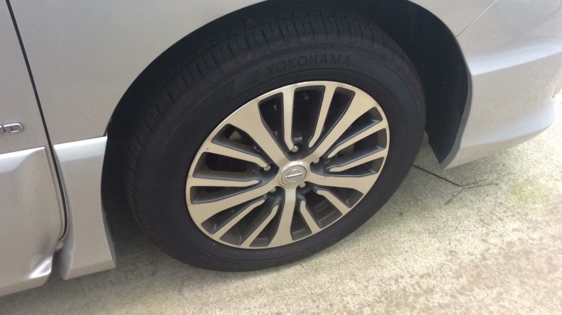 タイヤホイール前