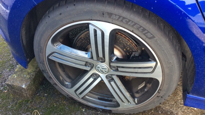 タイヤホイール前