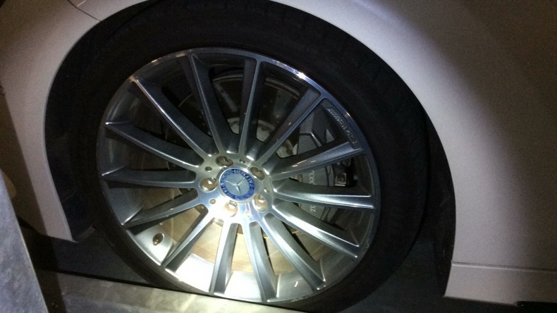 タイヤホイール前