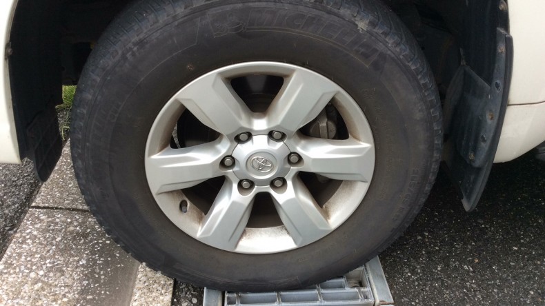 タイヤホイール前