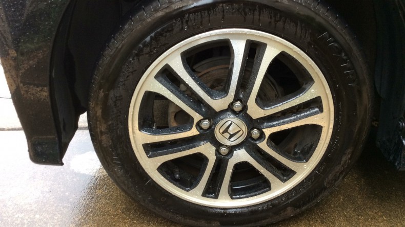 タイヤホイール前