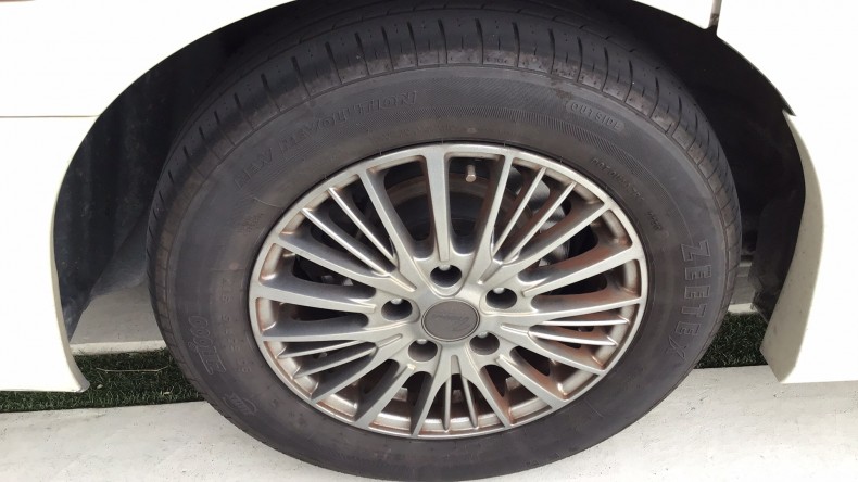 タイヤホイール前