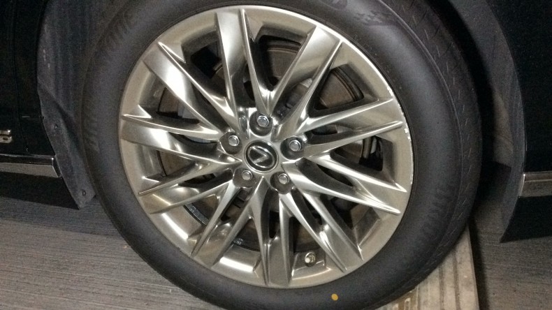 タイヤホイール前