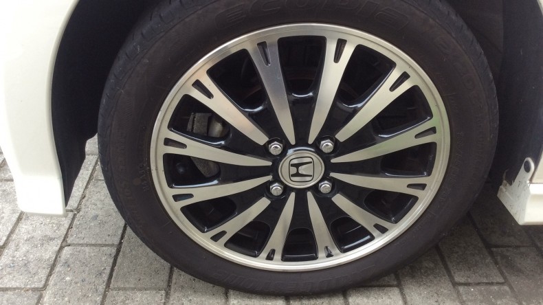 タイヤホイール前