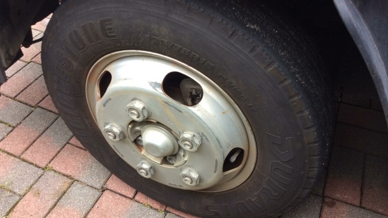 タイヤホイール前