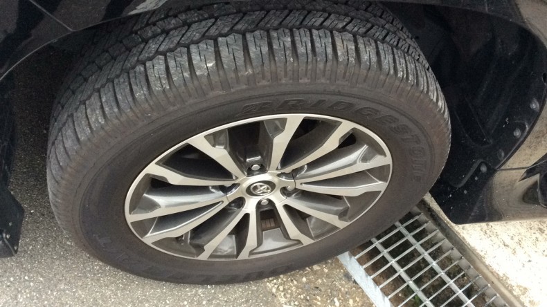 タイヤホイール前