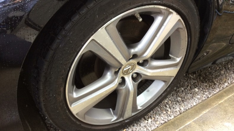 タイヤホイール前