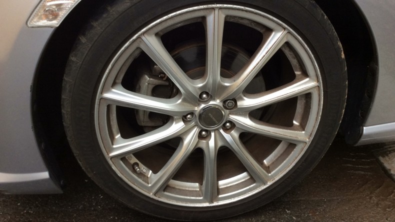 タイヤホイール前