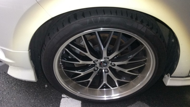 タイヤホイール前