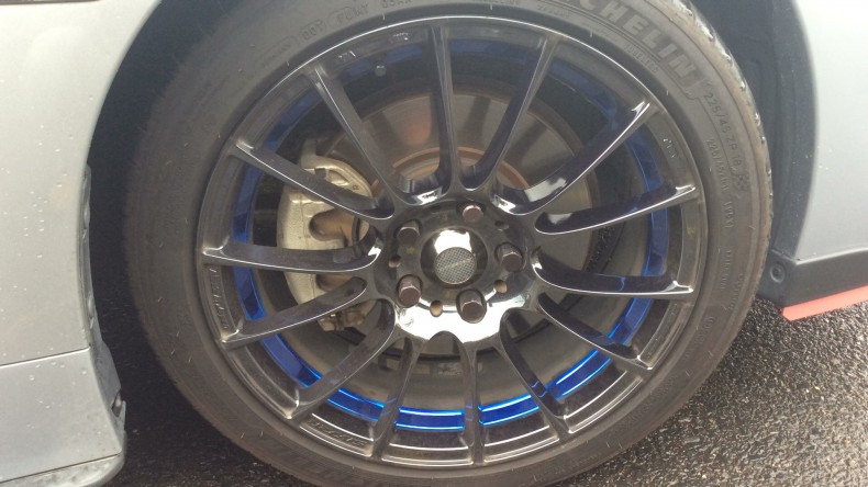 タイヤホイール前