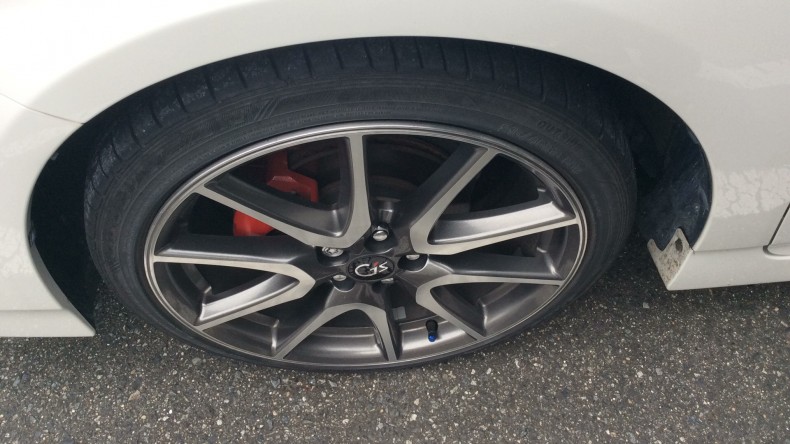 タイヤホイール前