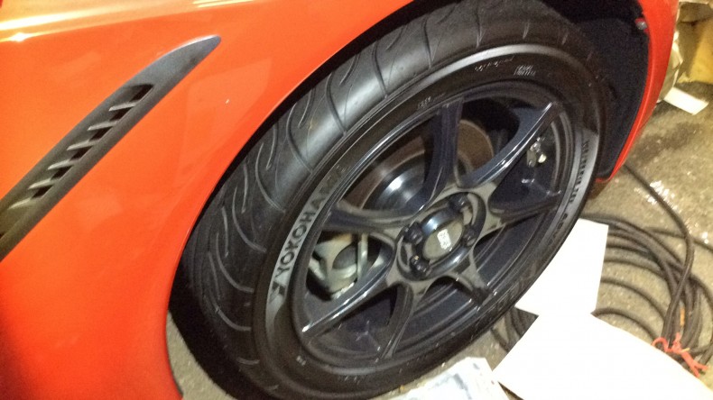 タイヤホイール前