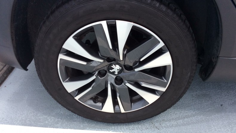 タイヤホイール前