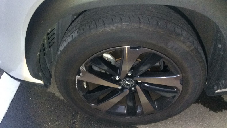 タイヤホイール前