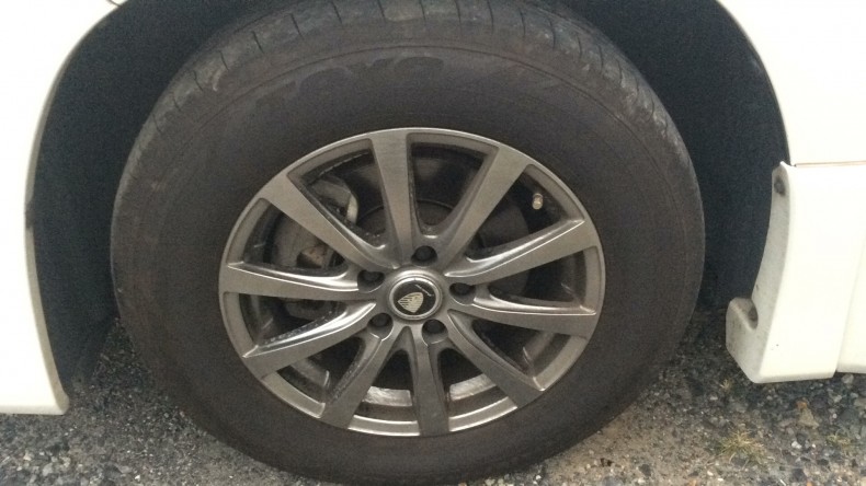 タイヤホイール前