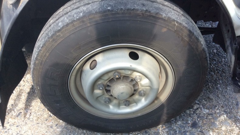 タイヤホイール前