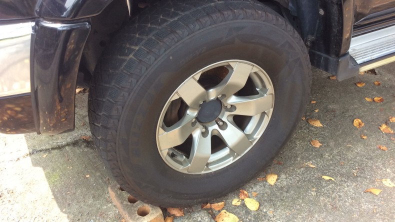 タイヤホイール前