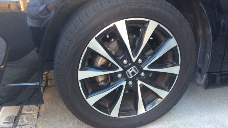 タイヤホイール前