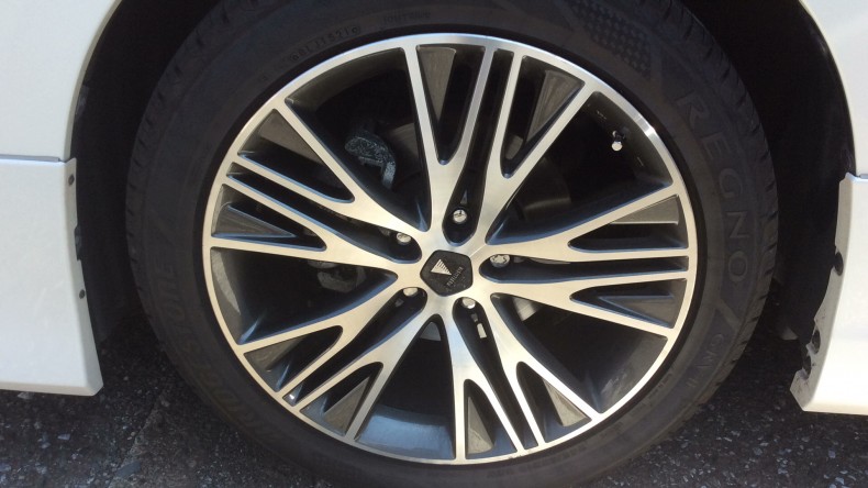 タイヤホイール前