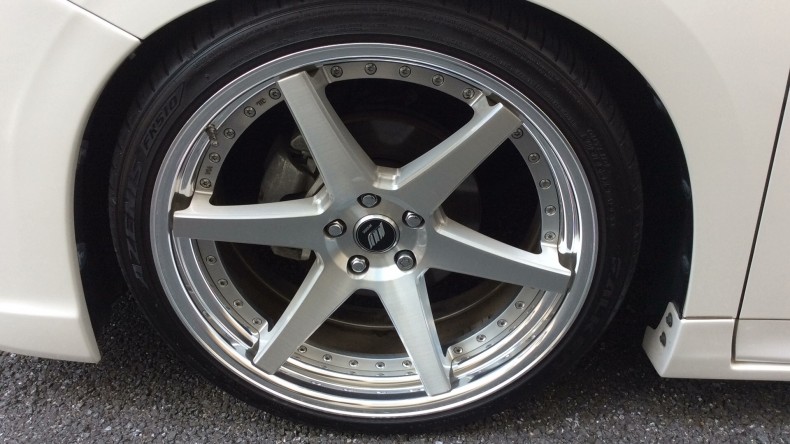 タイヤホイール前