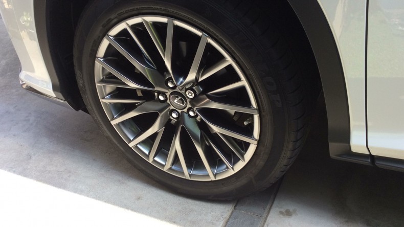 タイヤホイール前