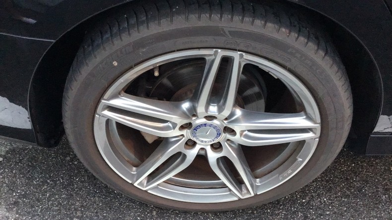 タイヤホイール前