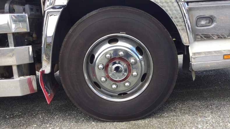 タイヤホイール前