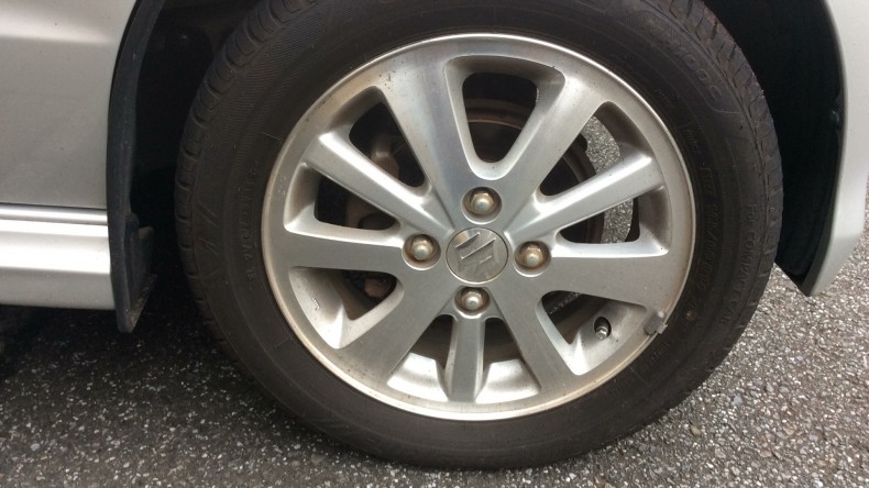 タイヤホイール前