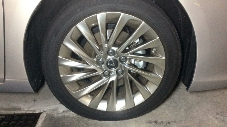 タイヤホイール前