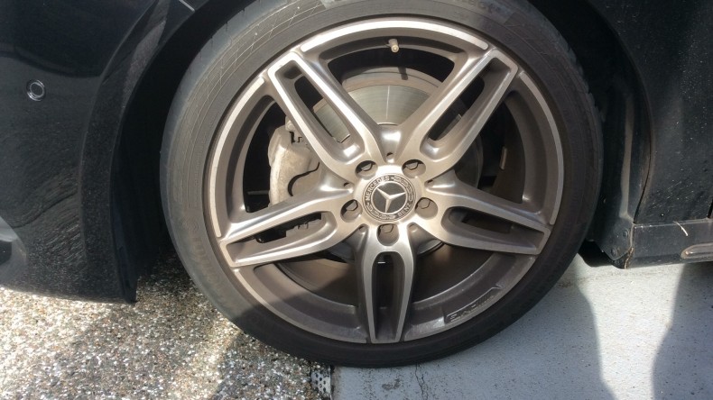 タイヤホイール前