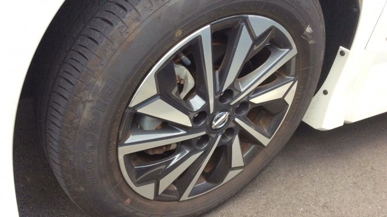 タイヤホイール前