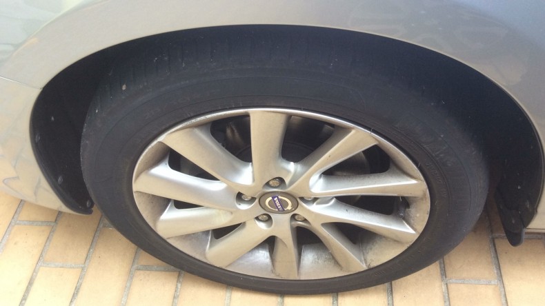 タイヤホイール前