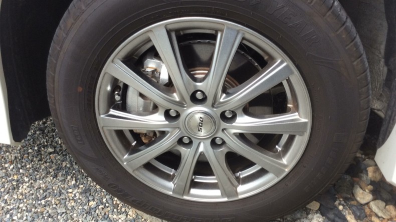 タイヤホイール前