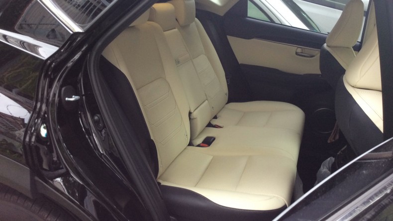 内装後方シート