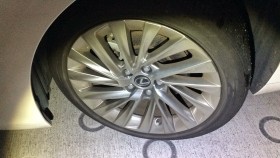 タイヤホイール前
