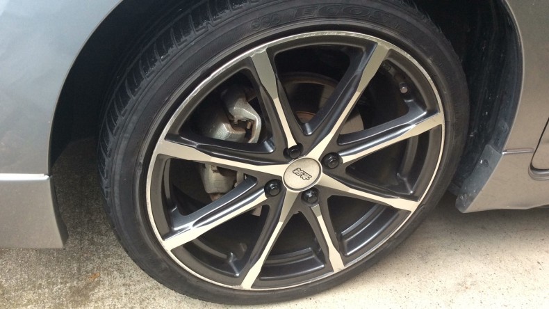 タイヤホイール前