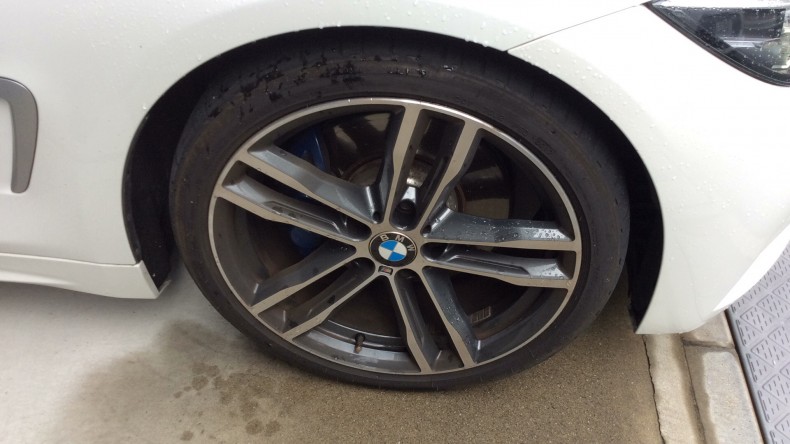 タイヤホイール前