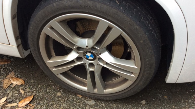 タイヤホイール前