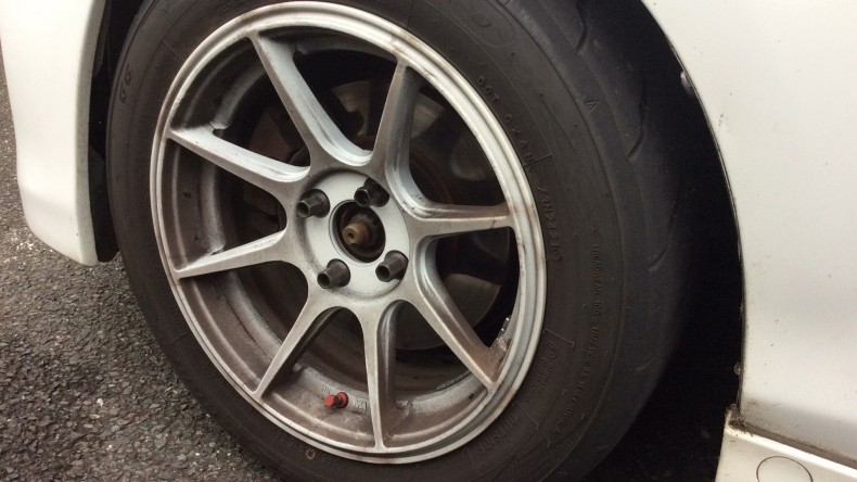 タイヤホイール前