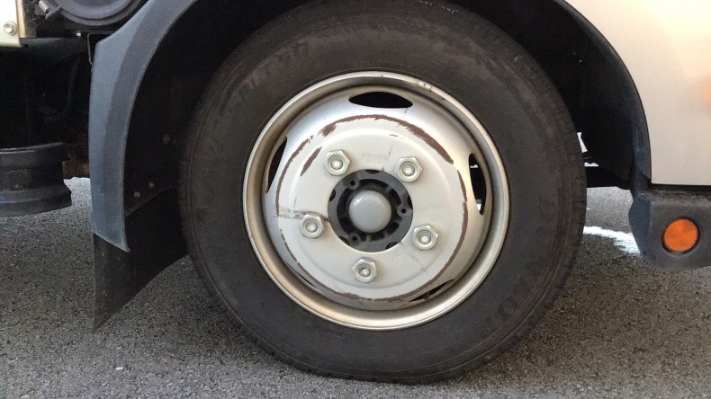 タイヤホイール前