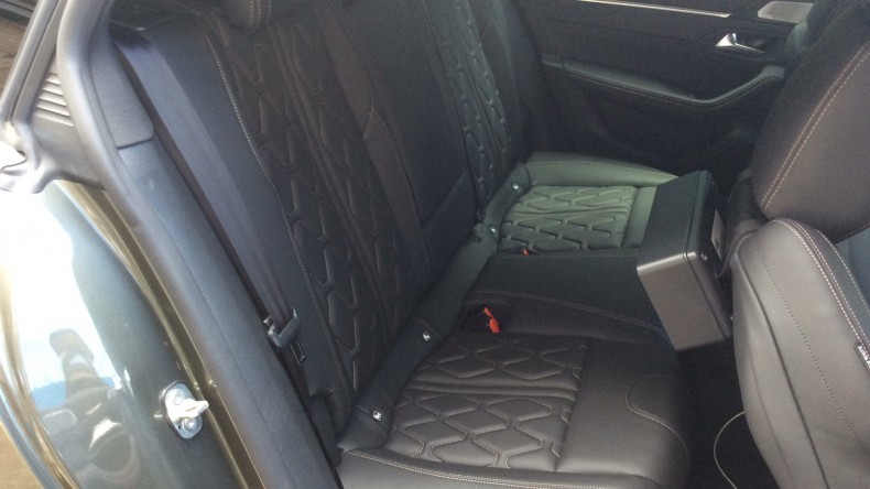 内装後方シート