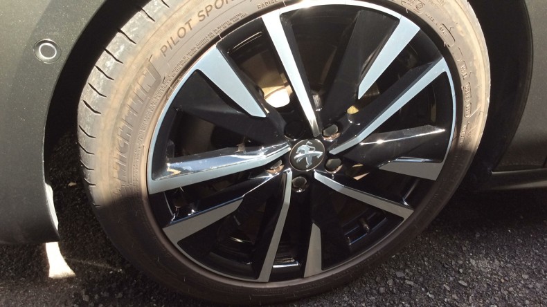 タイヤホイール前