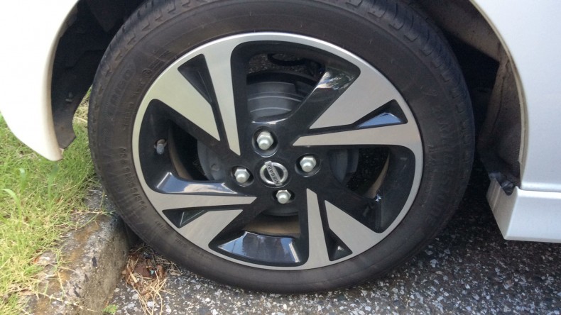 タイヤホイール前