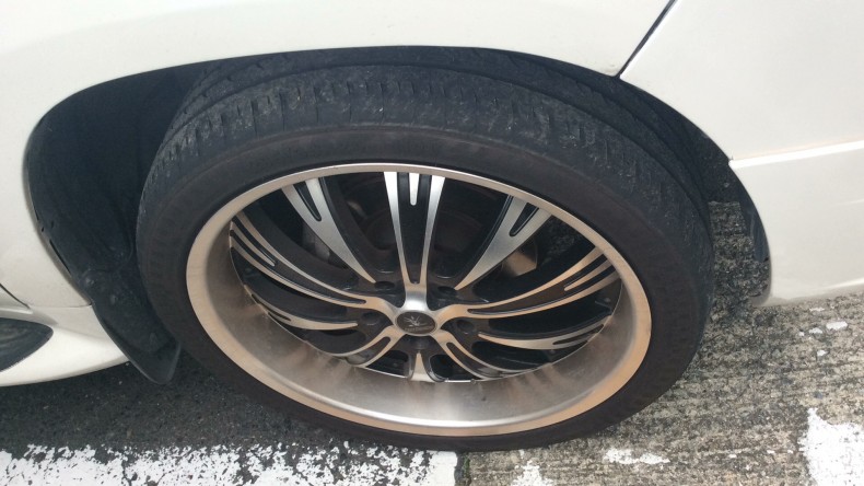 タイヤホイール前