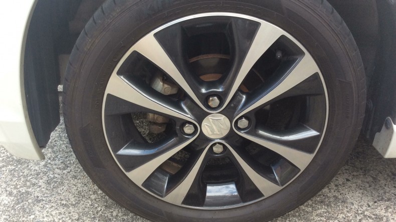 タイヤホイール前