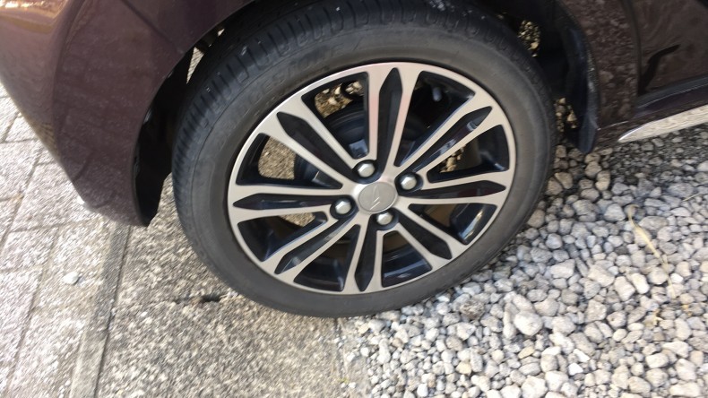 タイヤホイール前