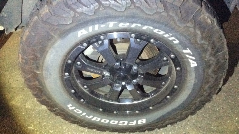 タイヤホイール前