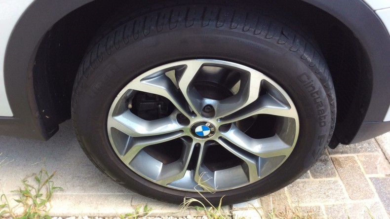 タイヤホイール前