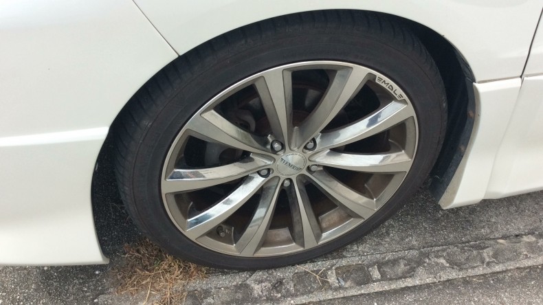 タイヤホイール前